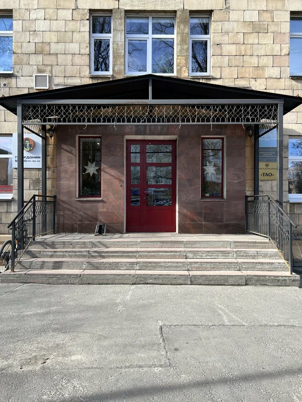 Вход в офис визового центра в Петрозаводске