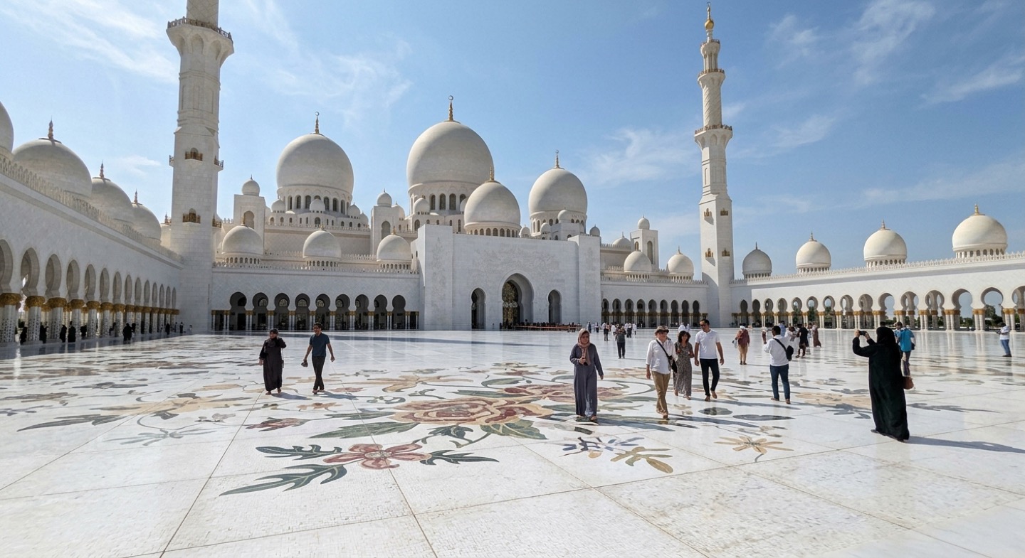 Мечеть шейха Зайда в Абу-Даби белая, как облако, и от неё невозможно оторваться